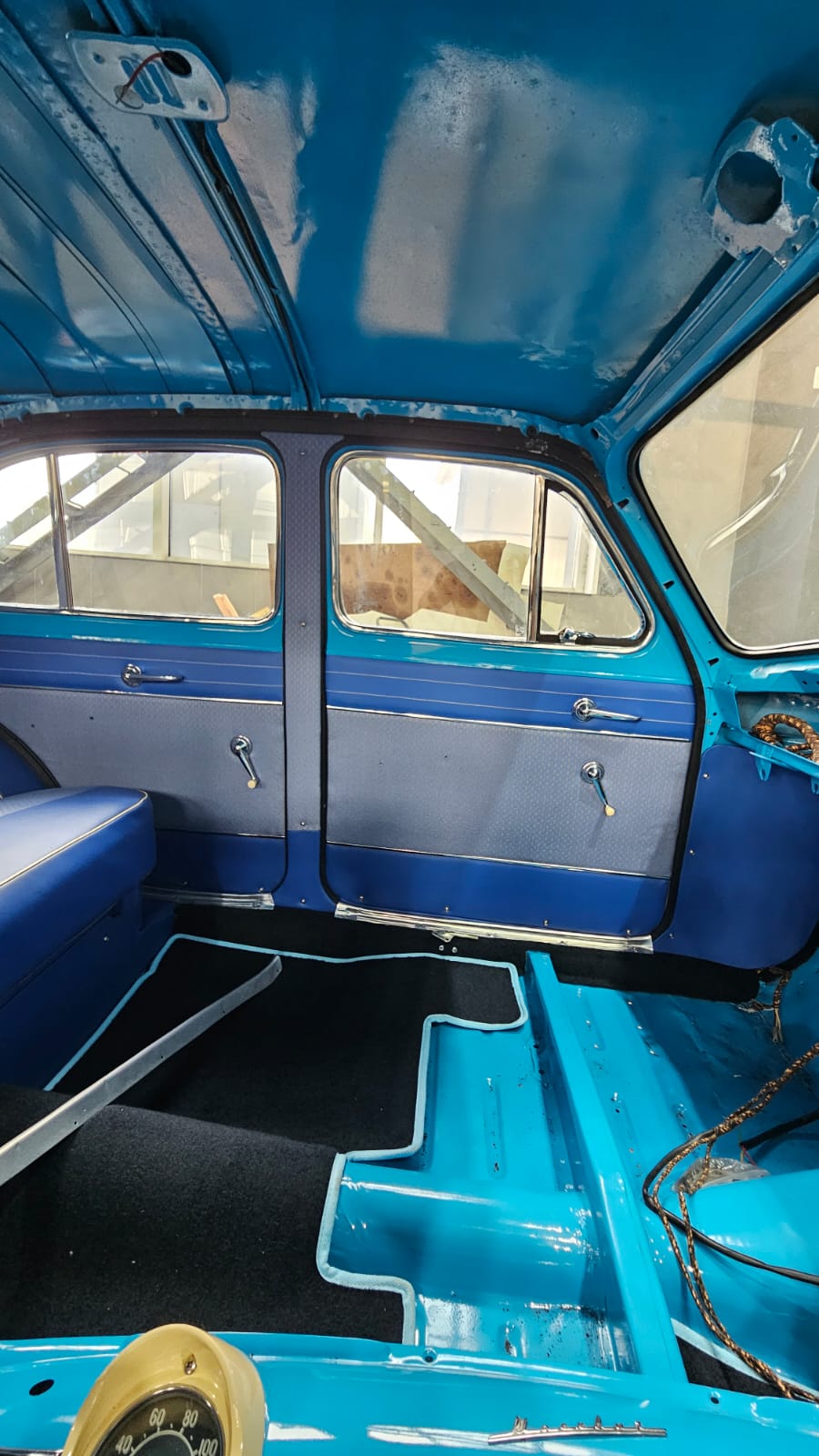 Ретро салон автомобиля после перетяжки — вид 1